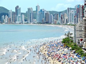 praias imperdiveis de santa e bela catarina 1 300x225 - Quem é o turista que circulou no Litoral de SC em janeiro?
