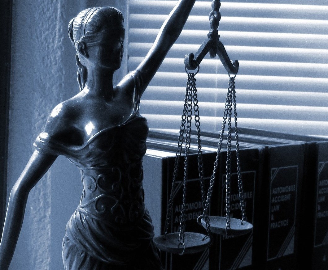 lady-justice-2388500_1920