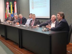 WhatsApp Image 2019 05 08 at 14.22.44 1 300x225 - Fórum Parlamentar do setor de atacado e distribuição é lançado em Santa Catarina