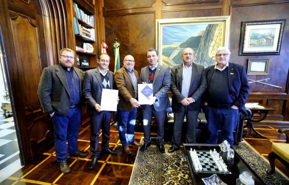 foto 1 1 1000x640 - Presidente do Sistema Fecomércio SC Sesc Senac entrega Carta de Orlando ao governador de SC