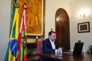 governador carlos moises  20210225 1125622072 300x200 - Decreto suspende funcionamento de atividades não essenciais no fim de semana em SC