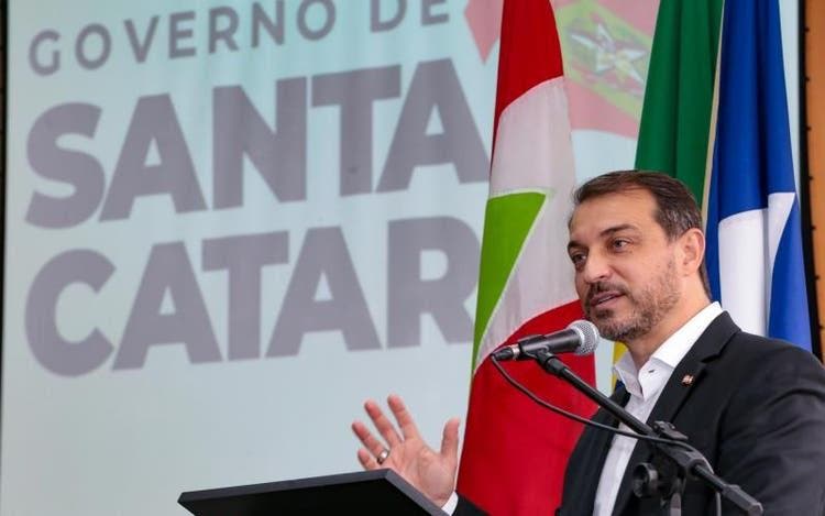 Carlos Moises e absolvido e voltara ao cargo de governador de SC_4