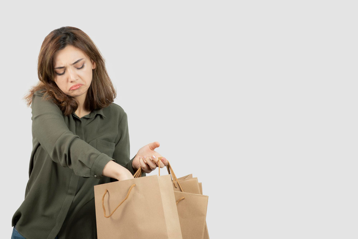 imagem-de-mulher-bonita-tirando-algo-da-bolsa-de-artesanato-foto-de-alta-qualidade